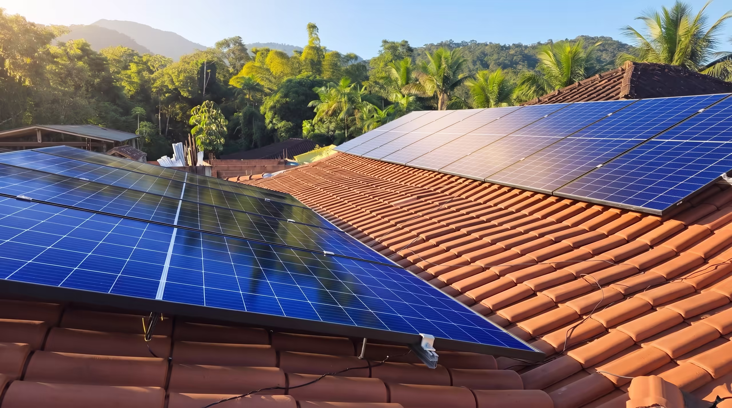 Painéis solares fotovoltaicos instalados em telhado em Paraty
